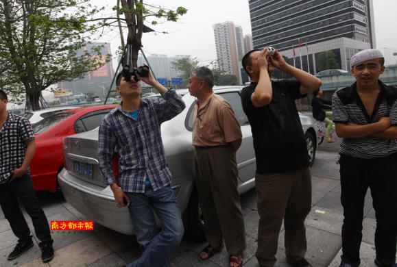 Ů�Ӹ�¥�������� Χ���߶¾Ȼ�����һ������