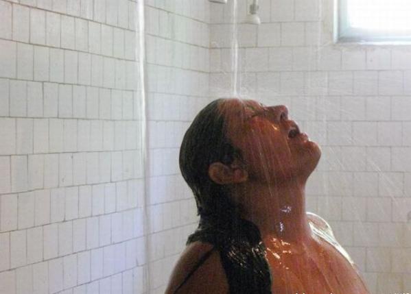 ���򣺾�ͷ�µ����Ů���˼������ͼ��