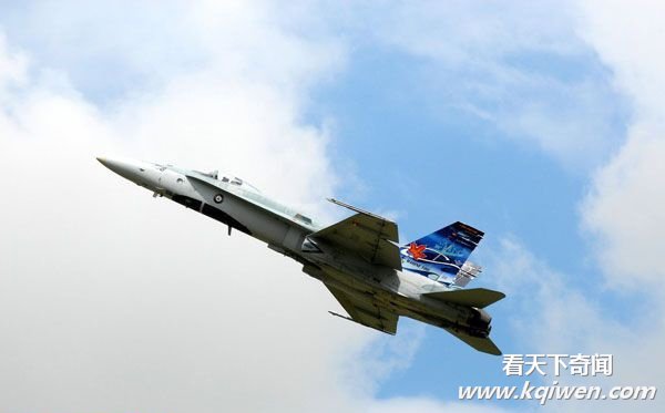 ץ�ļ��ô�F-18ս��׹�ٴ�ը ����Ա��������˲��(��ͼ)